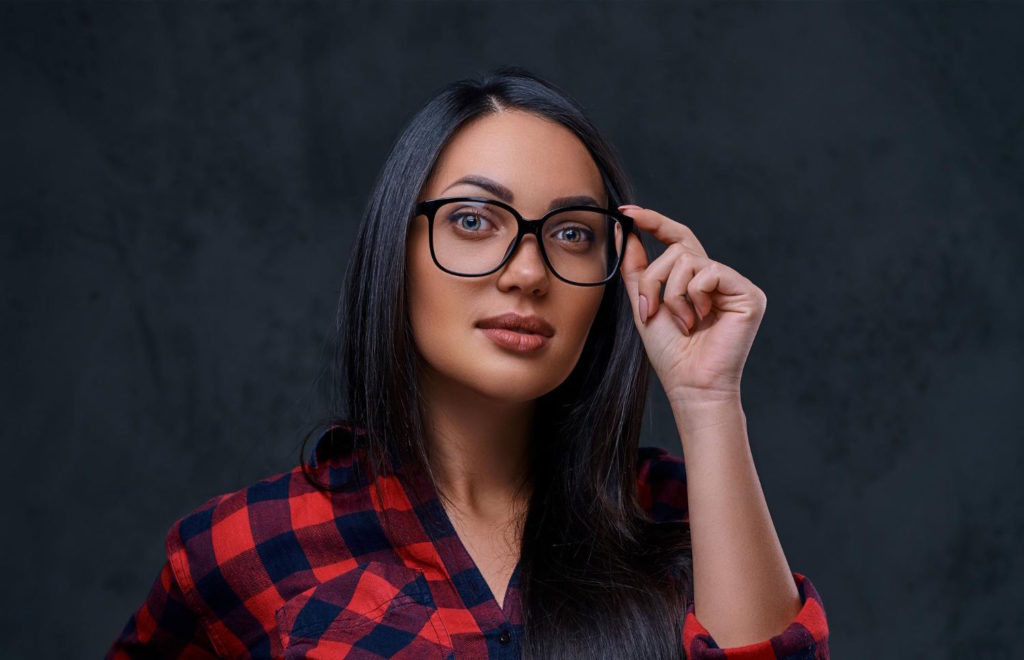 W dzisiejszych czasach coraz więcej osób korzysta z soczewek korekcyjnych jako alternatywy dla tradycyjnych okularów