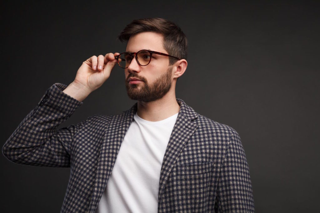 Markowe okulary korekcyjne dla panów oferują szeroki wybór modeli, które doskonale wpisują się w tę estetykę